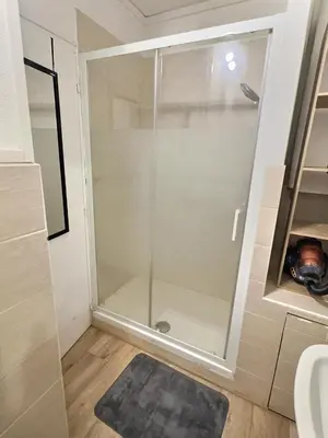Salle de bains dans l'établissement Superbe studio Cosy pour une ESCAPADE au Coeur de Senlis-Idéal pour Couples Voyageurs & Professionnels