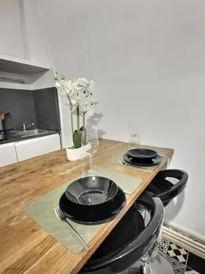 Cuisine ou kitchenette dans l'établissement Superbe studio Cosy pour une ESCAPADE au Coeur de Senlis-Idéal pour Couples Voyageurs & Professionnels
