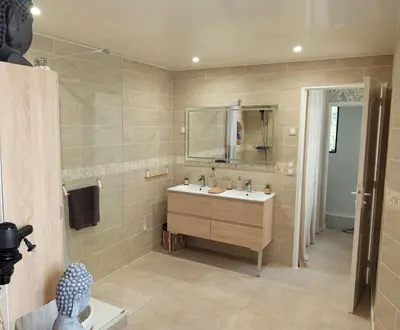 Salle de bains dans l'établissement Elohan House