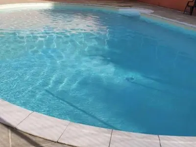 Piscine de l'établissement Mobil-home avec Terrasse - 2 Chambres, 6 Personnes - API-1-52-514 ou située à proximité