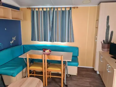 Coin salon dans l'établissement Mobil-home avec Terrasse - 2 Chambres, 6 Personnes - API-1-52-514