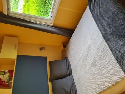 Coin salon dans l'établissement Mobil-home avec Terrasse - 2 Chambres, 6 Personnes - API-1-52-514