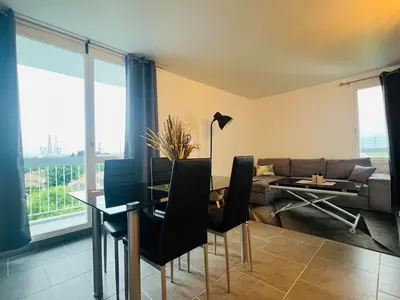 Coin salon dans l'établissement Appart 2 chambres Cergy, dernier étage ascenseur