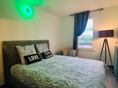 Un ou plusieurs lits dans un hébergement de l'établissement Appart 2 chambres Cergy, dernier étage ascenseur