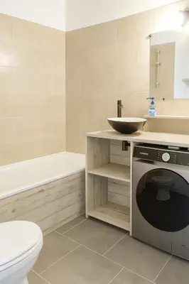 Salle de bains dans l'établissement Appart 2 chambres Cergy, dernier étage ascenseur
