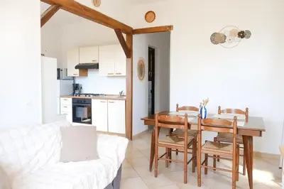 Cuisine ou kitchenette dans l'établissement Les Géraniums vue mer - 4 personnes