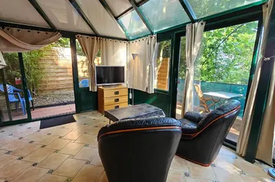 Télévision ou salle de divertissement dans l'établissement Beautiful loft for 2 with lovely terrace in a quiet location