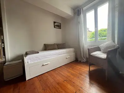 Un ou plusieurs lits dans un hébergement de l'établissement Appartement 1er étage dans maison de maître