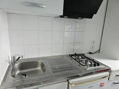 Cuisine ou kitchenette dans l'établissement Studio calme à mantes la ville
