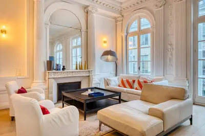 Coin salon dans l'établissement Le Jeanne d'Arc magnifique F3 de style haussmannien !
