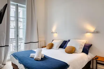 Un ou plusieurs lits dans un hébergement de l'établissement Le Jeanne d'Arc magnifique F3 de style haussmannien !