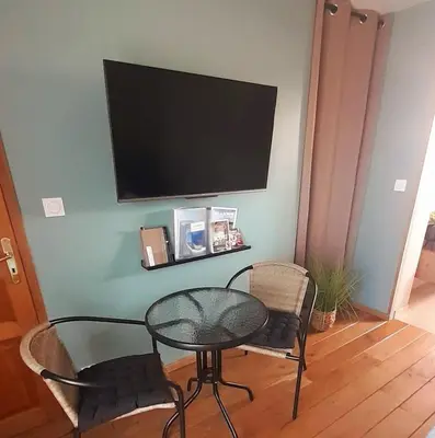 Télévision ou salle de divertissement dans l'établissement La Bergeronnette