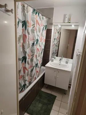 Salle de bains dans l'établissement Chambre privée avec balcon de 3,5 m2 chez particulier