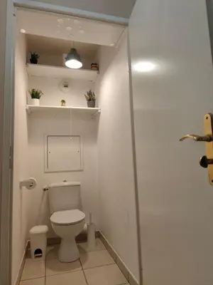 Salle de bains dans l'établissement Chambre privée avec balcon de 3,5 m2 chez particulier