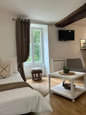 Télévision ou salle de divertissement dans l'établissement Le Grand Studio De Septeuil 27m2