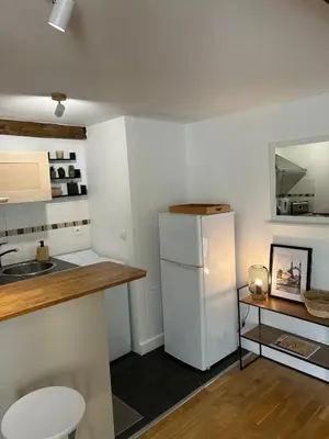 Cuisine ou kitchenette dans l'établissement Le Grand Studio De Septeuil 27m2
