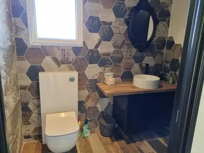 Salle de bains dans l'établissement Suite Evasion - Jaccuzzi et petit déjeuner