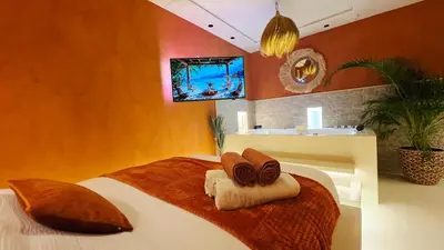 Télévision ou salle de divertissement dans l'établissement Escape Zen - Suite and Spa