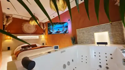 Télévision ou salle de divertissement dans l'établissement Escape Zen - Suite and Spa