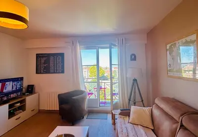 Télévision ou salle de divertissement dans l'établissement Bel appartement, proche gare, Poissy- Ouest Paris