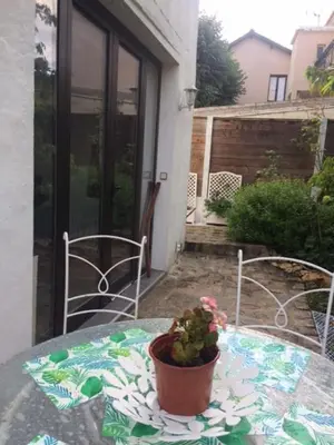 Jardin de l'établissement Petite Maison indépendante avec jardin à Montlignon quatre couchages