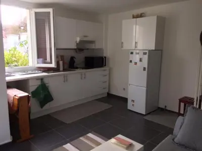 Cuisine ou kitchenette dans l'établissement Petite Maison indépendante avec jardin à Montlignon quatre couchages