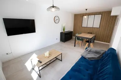 Télévision ou salle de divertissement dans l'établissement Appartement de charme avec extérieur
