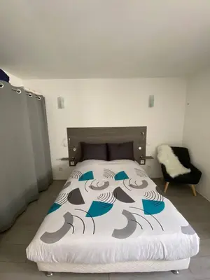 Un ou plusieurs lits dans un hébergement de l'établissement Duplex cosy à quelles minutes à pied du centre ville