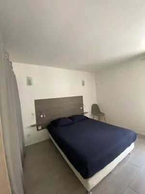 Un ou plusieurs lits dans un hébergement de l'établissement Duplex cosy à quelles minutes à pied du centre ville