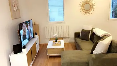 Télévision ou salle de divertissement dans l'établissement L'instant Cocooning