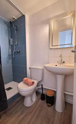 Salle de bains dans l'établissement Les Augustins
