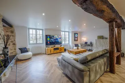 Coin salon dans l'établissement Charming House in the Heart of Senlis Design & Comfort