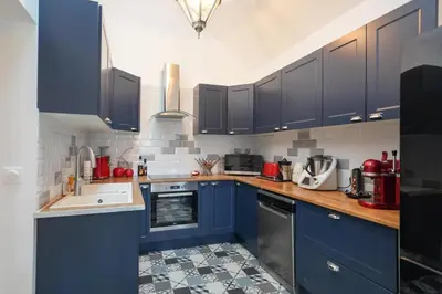Cuisine ou kitchenette dans l'établissement Charming House in the Heart of Senlis Design & Comfort
