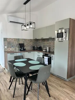 Cuisine ou kitchenette dans l'établissement Les gites saint Laurent - l'élégante