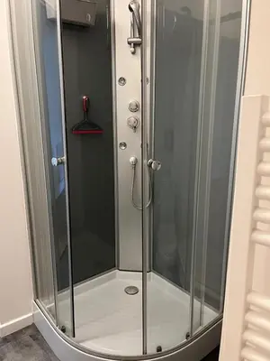 Salle de bains dans l'établissement Appt au pied de la cathédrale-parking dans la cour