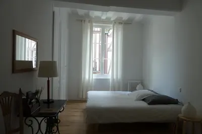 Un ou plusieurs lits dans un hébergement de l'établissement Une Chambre Dans L'atelier De R