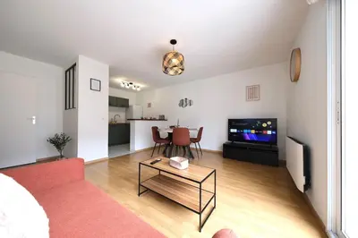 Télévision ou salle de divertissement dans l'établissement Lumineux T3 - 2 chambres, balcon - proche de Rouen