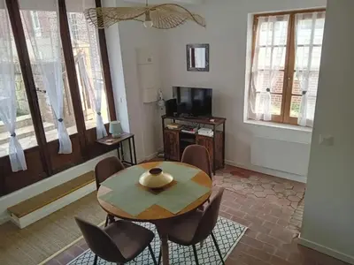Télévision ou salle de divertissement dans l'établissement Maison confortable près d'Eu, 50 m², jardin privé