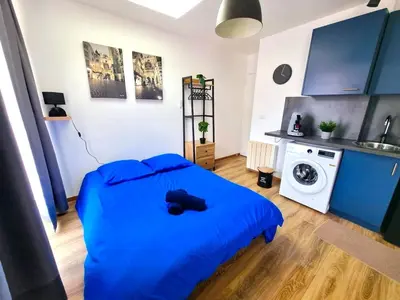 Un ou plusieurs lits dans un hébergement de l'établissement Studio Moderne Bien Pensé
