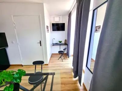 Télévision ou salle de divertissement dans l'établissement Studio Moderne Bien Pensé