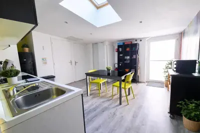 Cuisine ou kitchenette dans l'établissement Spacieux de 150 m idéal familles et groupes