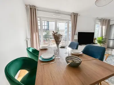 Télévision ou salle de divertissement dans l'établissement Balcon privé Parking & Fibre Proche Paris
