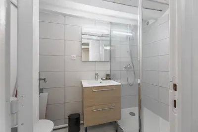 Salle de bains dans l'établissement Studio centre historique - Le Beauvoisin - WiFi