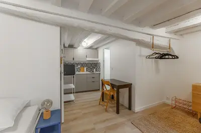 Cuisine ou kitchenette dans l'établissement Studio centre historique - Le Beauvoisin - WiFi