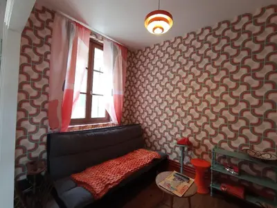Coin salon dans l'établissement maison au charme rétro, équipée et tranquille
