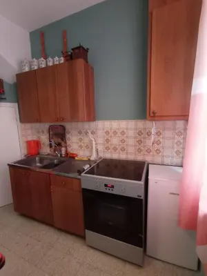 Cuisine ou kitchenette dans l'établissement maison au charme rétro, équipée et tranquille