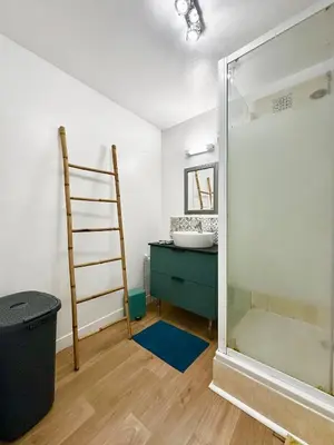 Salle de bains dans l'établissement Le Falguière - 2ch