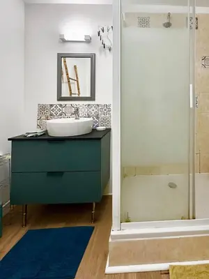 Salle de bains dans l'établissement Le Falguière - 2ch
