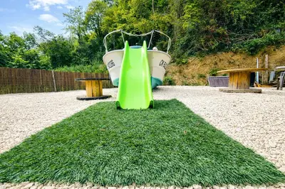 Jardin de l'établissement Le chalet au bord de seine