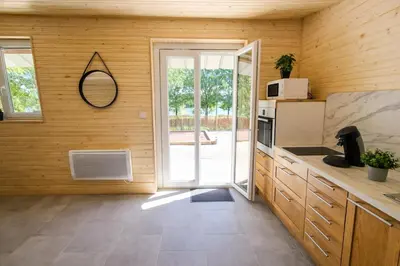 Cuisine ou kitchenette dans l'établissement Le chalet au bord de seine
